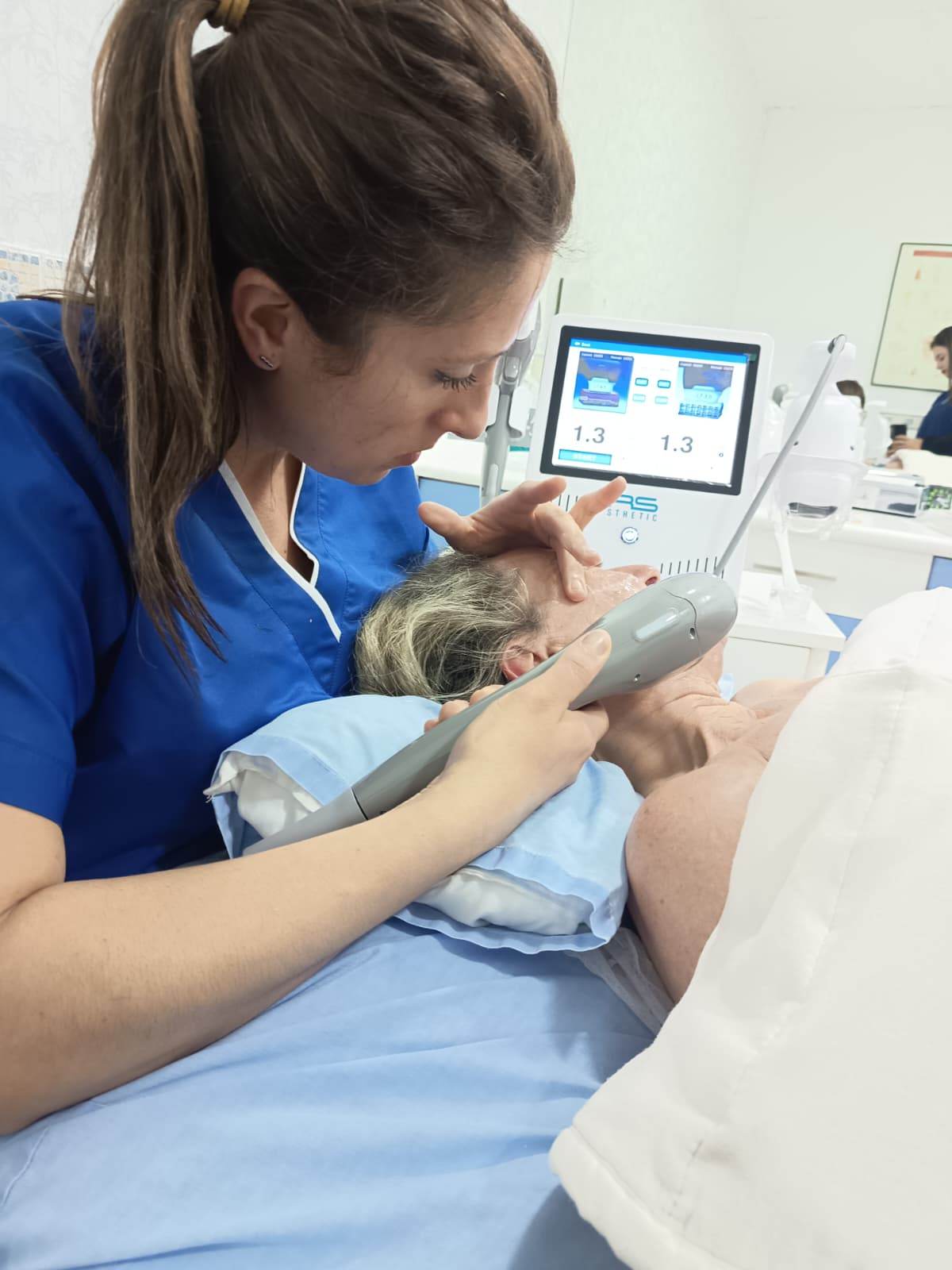 Aplicación de HIFU facial en cabina