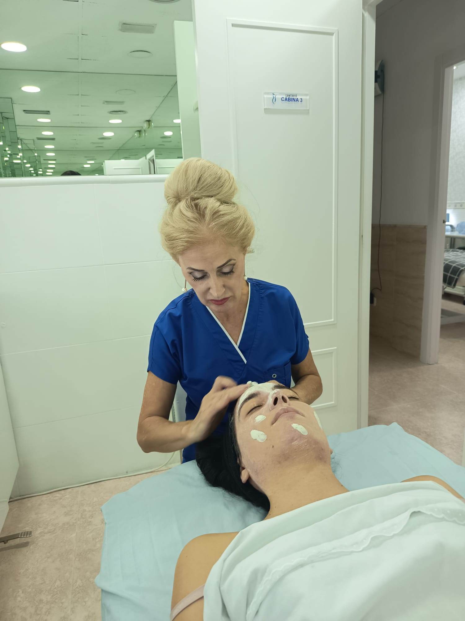 Profesional de Medical Body realizando una limpieza facial